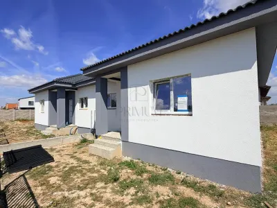 Duplex pe plan - asfalt - canalizare - personalizare interioara - foto 2