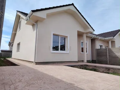 Duplex despartit prin baie - toate utilitatile - posibilitate de mansardare - Timisoara