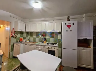 Apartament 2 camere , 2 balcoane, Cetate, etaj 1,zona Mercur - foto 2