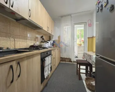 Apartament cu 3 camere, parter, boxa, acces curte, Cetate, zona Closca - foto 2