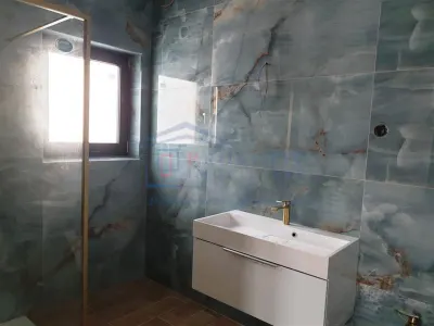 Casa cu finisaje moderne in Scheia l C-4750 - foto 6
