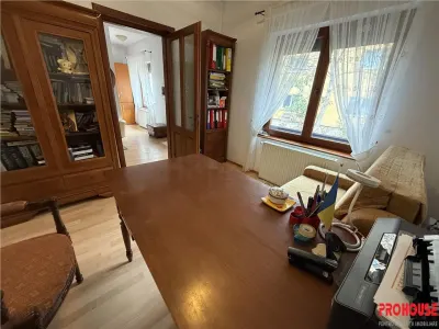 Proprietate deosebita de vanzare in centrul Bacaului- eleganta, istorie si investitie intr-o singura vila! - foto 14