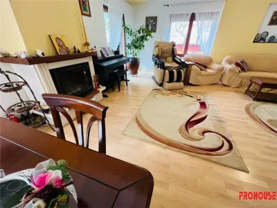 Proprietate deosebita de vanzare in centrul Bacaului- eleganta, istorie si investitie intr-o singura vila! - foto 15