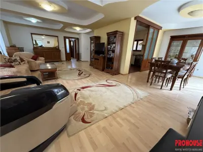 Proprietate deosebita de vanzare in centrul Bacaului- eleganta, istorie si investitie intr-o singura vila! - foto 18