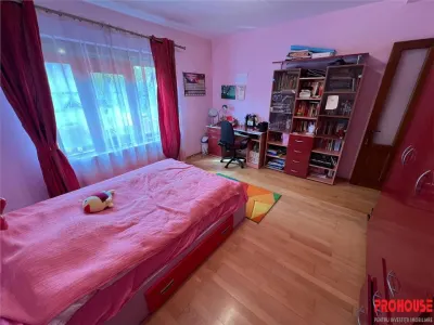 Proprietate deosebita de vanzare in centrul Bacaului- eleganta, istorie si investitie intr-o singura vila! - foto 25