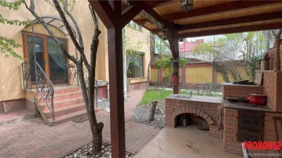 Proprietate deosebita de vanzare in centrul Bacaului- eleganta, istorie si investitie intr-o singura vila! - foto 5