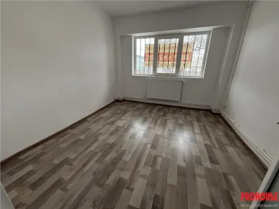 Adjud - spatiu comercial renovat complet - foto 12
