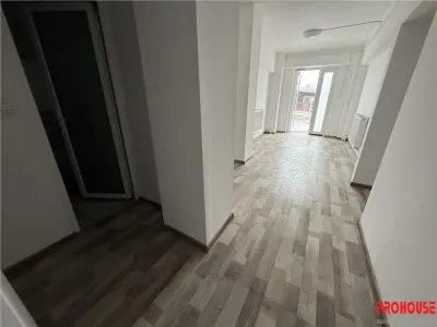 Adjud - spatiu comercial renovat complet - foto 16