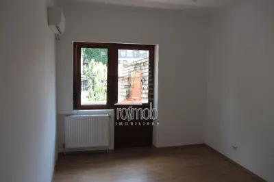 Apartament spatios la etajul 1 intr-o vila interbelica, pretabil birou - foto 3