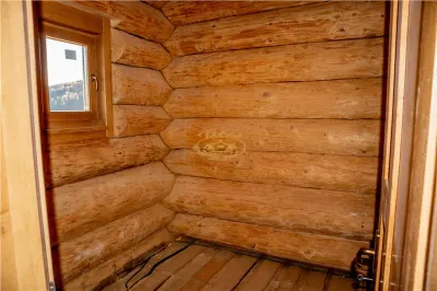 Casa din lemn rotund (Izvoru Muresului, str. Garii) - foto 17