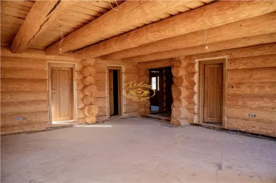 Casa din lemn rotund (Izvoru Muresului, str. Garii) - foto 6