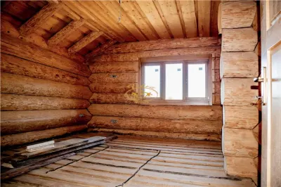Casa din lemn rotund (Izvoru Muresului, str. Garii) - foto 9