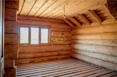 Casa din lemn rotund (Izvoru Muresului, str. Garii) - foto 10