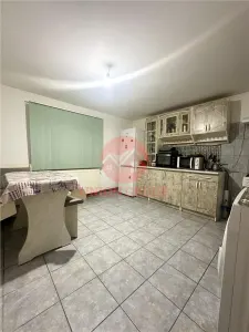 Casa cu Potential Multiplu, Pretabila Pentru Doua Familii sau Business, Chiar la Strada Principala - foto 8