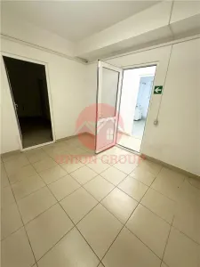 Spatiu comercial foarte spatios, ideal pentru clinici medicale, zona Brotacei - foto 3