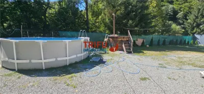 Cabana de vânzare în Intregalde – 5 camere, 1.200 mp teren, ciubăr și piscină - foto 7