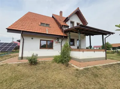 Proprietate Deosebita cu 4600 Mp Teren, 2 Case, Panouri Fotovoltaice si Sera - Voinesti