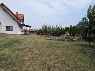 Proprietate Deosebita cu 4600 Mp Teren, 2 Case, Panouri Fotovoltaice si Sera - foto 2