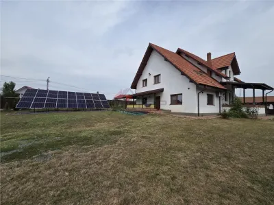 Proprietate Deosebita cu 4600 Mp Teren, 2 Case, Panouri Fotovoltaice si Sera - foto 3
