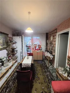 Apartament 3 Camere, Semidecomandat, Zona Piata Amzacea, Etaj 2 - foto 2
