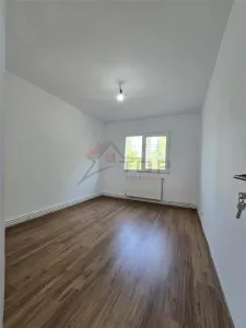 Etaj 1 - Piata Dacia, 4 camere decomandat cu 2 bai, liber - foto 3
