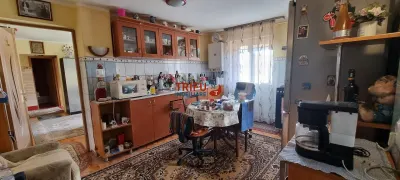 Apartament 3 camere etaj 1 loc de parcare si boxa zona Cetate - foto 2