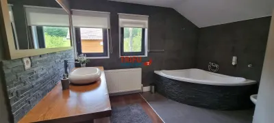 Casa deosebita cu piscina situata in apropierea orasului - foto 25