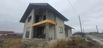 Casa noua P+M 450 mp teren zona in plina dezvoltare - foto 1