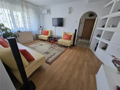 Mircea cel Batran, 3 camere decomandat, geam la baie, etaj intermediar - Iasi