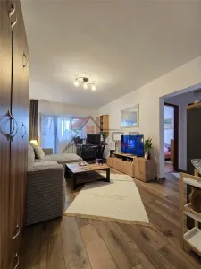 Dacia - Scoala Alexandru Vlahuta , 2 camere model cu geam la baie, etaj intermediar - Iasi