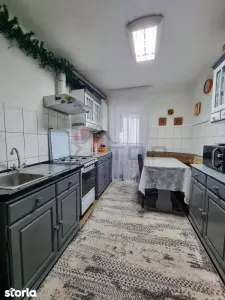 Etaj 1, bloc din 1980, decomandat 3 camere, 2 bai  zona Galata - foto 3