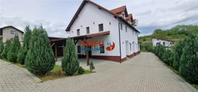 Casă tip pensiune de vânzare cu 6 camere și o casă adiacentă, zona Schit - foto 2