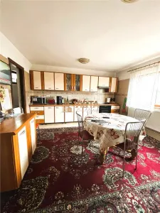 Casa Individuala caramida, 5 camere, fundatie inalta, planseu beton, Garaj, teren 650 mp - Sanpetru