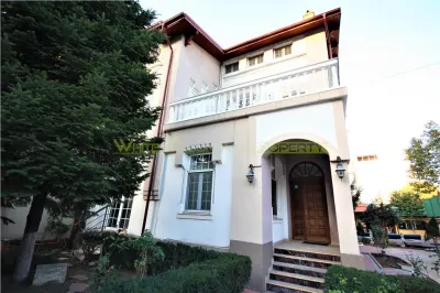 Corp vila, ideal locuinta, cu piscina si curte proprie in centru, Bucuresti - Bucuresti