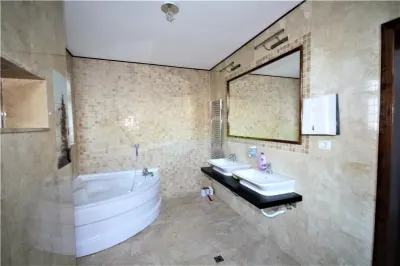 Corp vila, ideal locuinta, cu piscina si curte proprie in centru, Bucuresti - foto 9