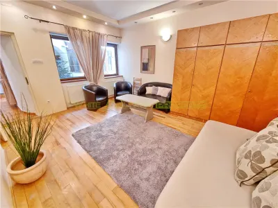 Garsoniera spatioasa de inchiriat in Centrul Istoric al Brasovului - foto 3