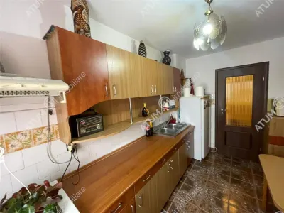 De vanzare apartament cu 3 camere decomandate si balcon situat in zona Vasile Aaron din Sibiu - foto 4