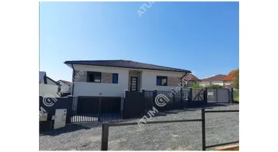Casa individuala de vanzare cu 4 camere decomandate curte libera de 330 mp si garaj la demisol in comuna Selimbar din Sibiu - Selimbar