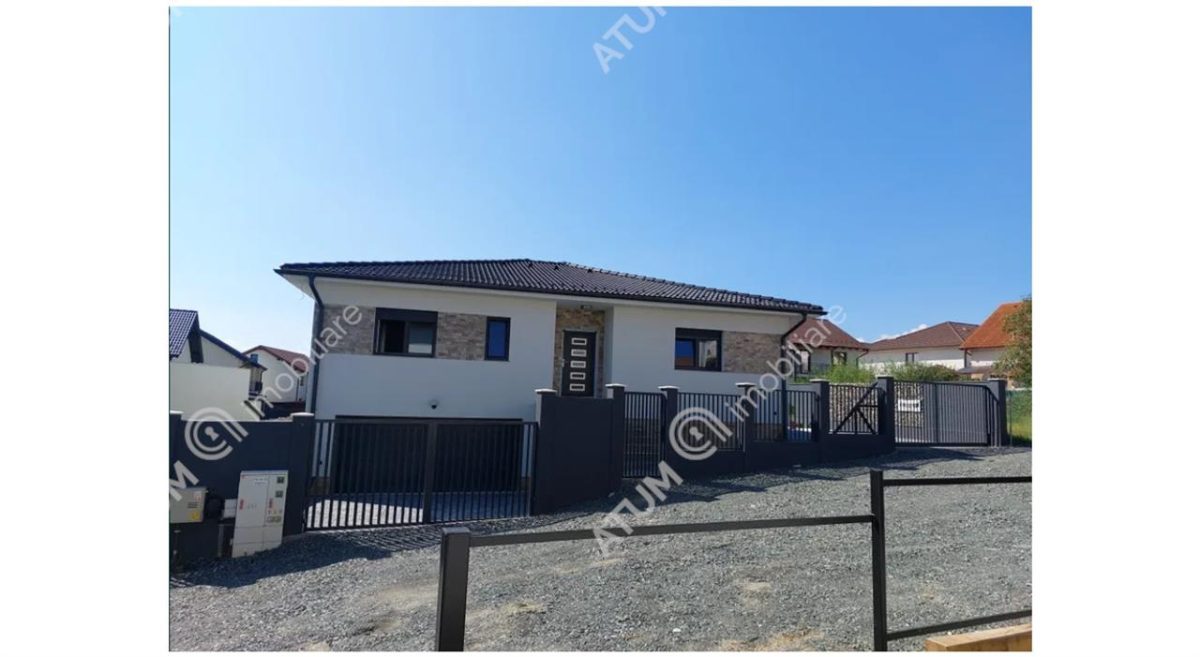 Casa individuala de vanzare cu 4 camere decomandate curte libera de 330 mp si garaj la demisol in comuna Selimbar din Sibiu - Selimbar