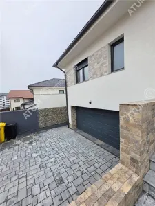 Casa individuala de vanzare cu 4 camere decomandate curte libera de 330 mp si garaj la demisol in comuna Selimbar din Sibiu - foto 2
