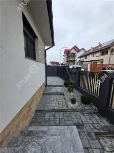 Casa individuala de vanzare cu 4 camere decomandate curte libera de 330 mp si garaj la demisol in comuna Selimbar din Sibiu - foto 3