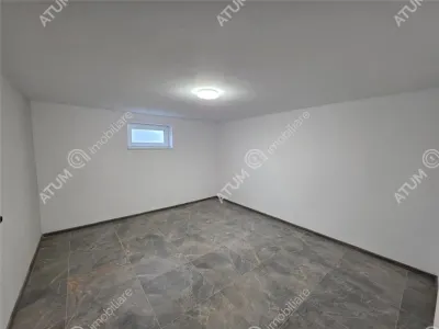 Casa individuala de vanzare cu 4 camere decomandate curte libera de 330 mp si garaj la demisol in comuna Selimbar din Sibiu - foto 21