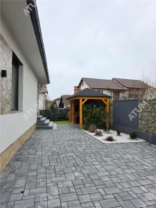 Casa individuala de vanzare cu 4 camere decomandate curte libera de 330 mp si garaj la demisol in comuna Selimbar din Sibiu - foto 4