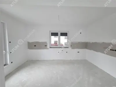 Casa individuala de vanzare cu 4 camere decomandate curte libera de 330 mp si garaj la demisol in comuna Selimbar din Sibiu - foto 9
