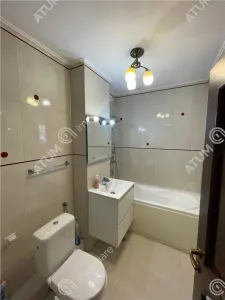 De inchiriat apartament cu 4 camere balcon si loc de parcare situat in zona Strand din Sibiu - foto 12