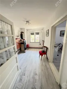 Casa individuala de inchiriat cu 3 camere 3 bucatarii pivnita situata in localitatea Poplaca din Sibiu - foto 12