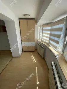 De inchiriat apartament cu 3 camere decomandate si 2 balcoane amplasat la etaj intermediar 1 in zona centrala din Sibiu - foto 13