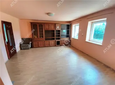 De vanzare casa cu 4 camere si 1650 mp teren in Porumbacu de Jos jud Sibiu - foto 19