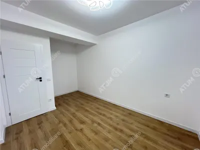 De vanzare apartament cu 3 camere decomandate cu 2 balcoane si loc de parcare in zona Calea Surii Mici - foto 12