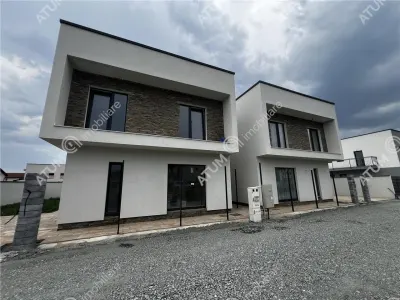 De vanzare casa cu 4 camere decomandate 2 bai si teren de 200 mp in Selimbar zona Triajului - foto 1